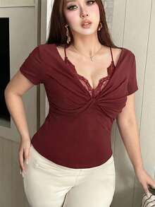 Dazy Plus Camiseta cropped de manga comprida com detalhes em renda contrastante, justa e em cor sólida, ideal para o verão. - Borgonha - Ver 3