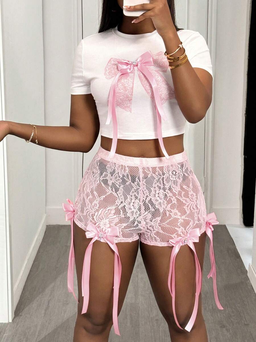 Slaydiva 新款性感日常约会可爱风圆领短袖修身蕾丝蝴蝶结印花图案白色T恤+高腰修身迷你短裤蕾丝蝴蝶结流苏装饰短裤-T - 粉色 - 查看 1