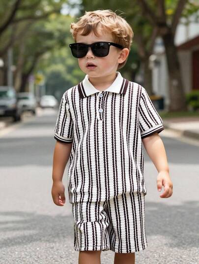 Bộ đồ 2 món gồm áo polo và quần dài bằng vải dệt họa tiết dành cho bé trai. Cổ áo polo viền tương phản tạo điểm nhấn, được chế tác tỉ mỉ, thiết kế mới theo phong cách tối giản, thể hiện cá tính riêng của bé trai, phù hợp cho mặc hàng ngày và đi học, thích hợp cho trẻ từ 4-7 tuổi trong những kỳ nghỉ hè, du lịch, thư giãn và tắm nắng.