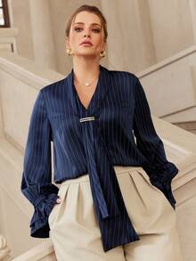 VOLUPTÉ CURVE 大码春夏条纹时尚简约优雅金属衬衫女式上衣 优雅女式衬衫 优雅女式上衣和衬衫 经典女式工作上衣 蓝色条纹商务衬衫 2026流行商务衬衫 毕业衬衫 高雅商务衬衫 - 藏蓝色 - 查看 6