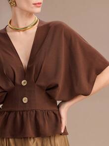 Uhlyne Camisa de mujer de verano de tela arrugada con cuello en V, mangas tipo murciélago, cintura ceñida y diseño de botones de madera con volante en el bajo, versátil para el trabajo y uso casual, en color marrón caramelo - Café integral - Ver 7