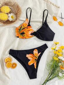 SHEIN Swim Vcay 女士成熟优雅度假风，复古花卉定位印花搭配纯黑色拼接，细肩带低领设计，胸前金属环装饰，搭配同款高衩比基尼泳裤，两件式比基尼泳衣套装。适合度假（春假、返校季、节日假期、春季促销、海滩休闲活动）。 - 彩色 - 查看 1