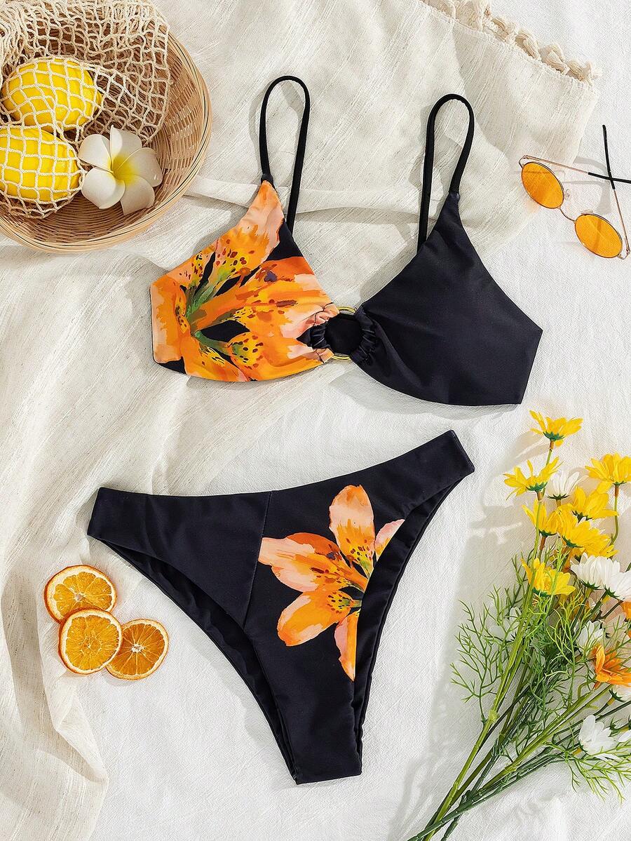 SHEIN Swim Vcay 女士成熟优雅度假风，复古花卉定位印花搭配纯黑色拼接，细肩带低领设计，胸前金属环装饰，搭配同款高衩比基尼泳裤，两件式比基尼泳衣套装。适合度假（春假、返校季、节日假期、春季促销、海滩休闲活动）。 - 彩色 - 查看 1