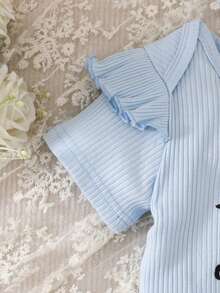 SHEIN Playful Pals Set de 3 piezas para bebé y niño pequeño: Mono casual con cuello redondo, mangas acampanadas y bordado, pantalones y diadema con moño, para primavera/otoño - Celeste - Ver 7