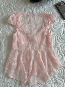 INAWLY Camiseta de mujer de manga corta con cuello en V, encaje transparente, decoración de lazo y bajo asimétrico, para verano - Rosa - Ver 2