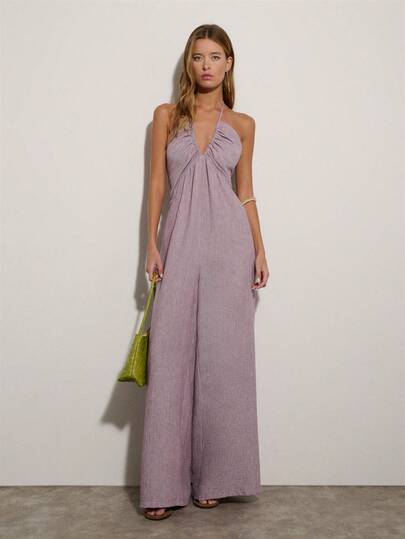 Nöista 这款淡紫色露背长款连体裤，胸部采用褶皱设计，中央系带勾勒出迷人领口。适合日常休闲、旅行、阳光明媚的日子和假期、夜晚外出、参加音乐节、夏季派对、约会或度假夜晚等各种场合，也是春季、音乐节、海滩度假的理想之选。