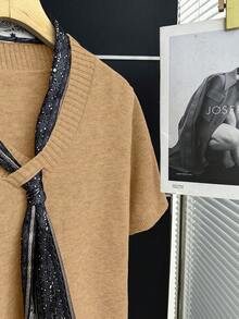 SHEIN Franclia Áo kiểu vintage mới, dáng rộng, cổ chữ V, tay ngắn, thiết kế xếp lớp, phù hợp cho công sở và đi làm, kiểu dáng tối giản Hàn Quốc, thắt nơ bất đối xứng, chất liệu dệt kim màu trung tính, thích hợp cho công việc. - Lạc đà - Xem 4