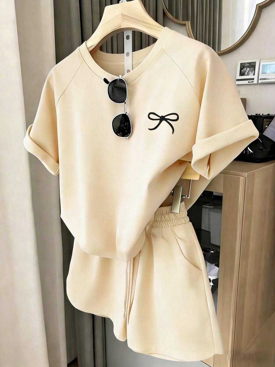 一套少女休闲时尚舒适简约蝴蝶结装饰短袖上衣和短裤套装,适合春夏外出穿着。 - 杏色 - 查看 1