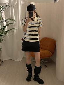 Áo thun nữ tay ngắn cổ polo kẻ sọc in hình. - Đen và trắng - Xem 4