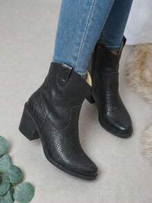 Bota corta negra estilo cowboy con textura tipo reptil - Negro - Ver 2