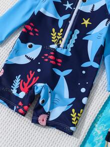 婴儿拉链泳衣，鲨鱼与海洋生物印花。夏季海滩度假必备时尚单品。长袖设计，蓝色撞色，可爱的鲨鱼与海洋生物卡通图案。活泼的设计。适合可爱的男宝宝在海滩玩耍和度假时穿着。 - 淺藍色 - 查看 5