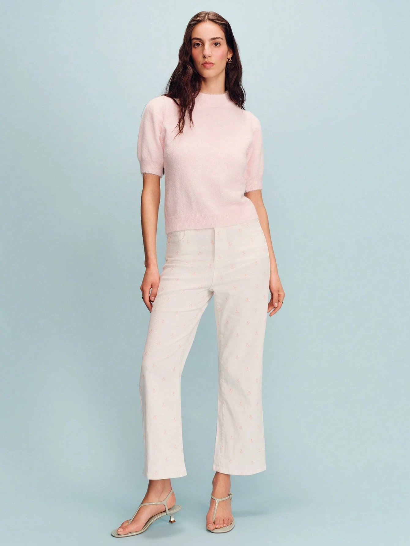 Jeansy z wysokim stanem i haftem kwiatowym – kolor piaskowy