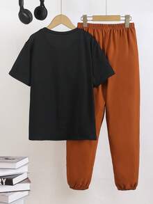 SHEIN Bộ đồ 2 món dành cho thiếu niên nam, phong cách đường phố Mỹ, gồm áo thun in hình màu mơ và quần thể thao đen có dây rút và túi bên hông, phù hợp cho mặc hàng ngày, đi chơi cuối tuần, dạo phố và đi học. - Cà phê nâu - Xem 2