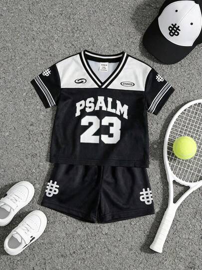 SHEIN Playful Pals 2 piezas Conjunto deportivo de camiseta de manga corta con cuello en V y estampado de SALMO23 y pantalones cortos para bebés/niños pequeños, diseño de cuello en V con tela de malla, estilo deportivo americano, conjunto de ropa deportiva, adecuado para el verano, talla 6M-3T