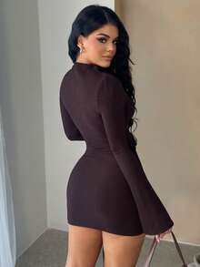 Dayanna Comas Vestido ceñido al Body con mangas abullonadas y cintura ceñida de estilo minimalista - Café - Ver 2