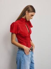 Aralina Blusa de verano para mujer con cuello alto, detalle de bufanda tejida, botones delanteros, mangas de pétalos y silueta ajustada, ligera y de tela tejida, ideal para salir - Rojo - Ver 2