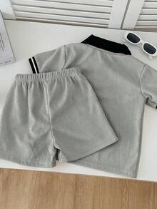 SHEIN Streecool Kids Genkimix 男童数字印花休闲 Polo 衫 + 数字印花织带装饰休闲短裤两件套 - 淺灰色 - 查看 2