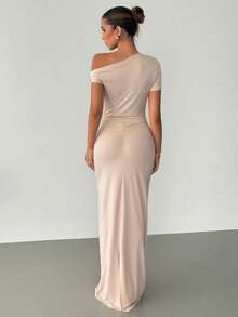 Siren Gaze 女士纯色不对称领口设计优雅单肩短袖连衣裙，肩部和腰部饰有金色金属细节。修身优雅的廓形，及地长裙。适合正式晚宴、招待会或高雅盛会。 - 杏色 - 查看 2