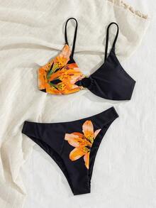 SHEIN Swim Vcay 女士成熟优雅度假风，复古花卉定位印花搭配纯黑色拼接，细肩带低领设计，胸前金属环装饰，搭配同款高衩比基尼泳裤，两件式比基尼泳衣套装。适合度假（春假、返校季、节日假期、春季促销、海滩休闲活动）。 - 彩色 - 查看 3