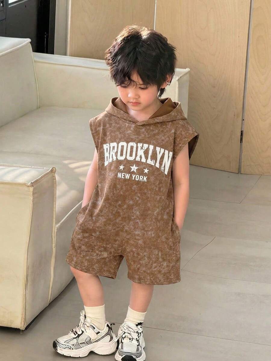 SHEIN Little Byeori 两件套儿童休闲街头时尚字母印花连帽无袖背心和短裤套装，舒适百搭，适合室内、室外、日常、运动、玩耍、派对、拍照、度假、春夏穿着。