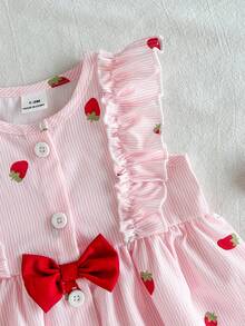 SHEIN Vintaside Kids 夏季新生女宝宝杏色圆领荷叶边卡通樱桃印花无袖红色蝴蝶结连衣裙，搭配红色帽子，优雅可爱 - 粉色 - 查看 7