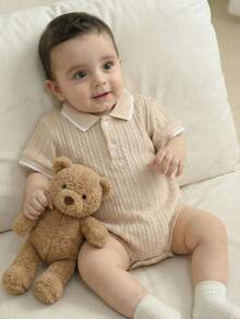 SHEIN Bộ áo liền quần tay ngắn cổ bẻ đơn giản, dễ thương, mềm mại và thoải mái cho bé trai/bé gái sơ sinh, thích hợp mặc hàng ngày, chơi ngoài trời và đi nghỉ mát vào mùa xuân và mùa hè. - Màu be - Xem 7