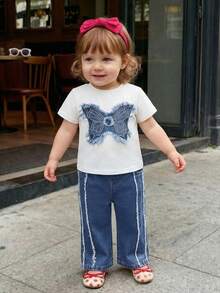 SHEIN Playful Pals Bộ 2 món áo thun cổ tròn và quần dài dệt kim thắt nơ eo màu xanh dương đính sequin hình bướm cho bé gái, trang phục thể thao thời trang, bộ quần áo denim bướm mùa xuân thu cho bé gái, bộ 2 món đồ denim cho bé gái, bộ đồ denim SS26, bộ quần jean denim cho bé gái, bộ đồ denim hai mảnh cho bé gái, bộ đồ denim mềm mại mùa hè cho bé gái, bộ đồ hè mềm mại cho bé gái. - trắng - Xem 5