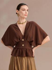 Uhlyne Camisa de mujer de verano de tela arrugada con cuello en V, mangas tipo murciélago, cintura ceñida y diseño de botones de madera con volante en el bajo, versátil para el trabajo y uso casual, en color marrón caramelo - Café integral - Ver 3