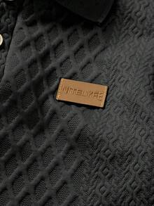 SHEIN Explorewe 一件男童米色 Polo 衫，领口和袖口饰有黑色滚边，增添细节感；表面菱形纹理提升质感；左胸饰有创意“皮革贴片”设计；适合商务休闲、日常通勤、半正式社交活动和学校穿着。 - 黑色 - 查看 4