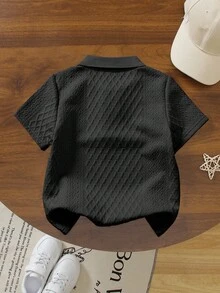 SHEIN Explorewe 一件男童米色 Polo 衫，领口和袖口饰有黑色滚边，增添细节感；表面菱形纹理提升质感；左胸饰有创意“皮革贴片”设计；适合商务休闲、日常通勤、半正式社交活动和学校穿着。 - 黑色 - 查看 2
