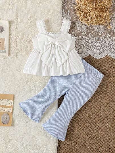 SHEIN 女婴夏季两件套，返校季适用，适合3个月至3岁宝宝，白色休闲可爱3D蝴蝶结吊带上衣搭配蓝白条纹弹力腰喇叭裤，柔软舒适，适合春夏外出穿着，也可作为礼物赠送。