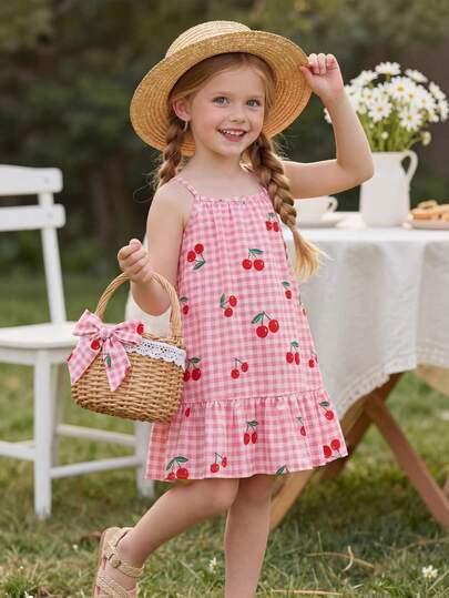 1件适合4-7岁女童的甜美可爱/活力少女风樱桃格子印花无袖连衣裙，轻盈透气，活泼吸睛，适合日常穿着、上学、生日派对、野餐、儿童节、春夏秋季等场合。