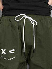 Claim Dot Pantalones cargo holgados para hombres con estampado de expresión, bolsillo con solapa y cintura con cordón - Verde militar - Ver 6
