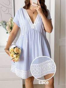 SHEIN LUNE 大码女式夏季棉质连衣裙，蓝白条纹棉质短裙，蕾丝拼接短袖V领A字蓝色短裙，适合休闲度假、浪漫度假、乡村度假、海滩度假、休闲通勤、日常休闲穿着。浅蓝色夏季连衣裙，夏季休闲连衣裙，孕妇连衣裙，女士棉质连衣裙，休闲夏季连衣裙，女士度假连衣裙，女士野餐连衣裙，条纹连衣裙，女士夏季连衣裙，春季连衣裙，复活节连衣裙，女士沙滩连衣裙，度假连衣裙，孕妇连衣裙，哺乳连衣裙，音乐节连衣裙，娃娃裙，条纹连衣裙，蕾丝边连衣裙，迷你连衣裙，女士夏季连衣裙，女士夏季套装，女士野餐连衣裙，女士夏季套装。 - 藍白色 - 查看 2