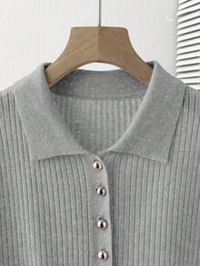 SHEIN Franclia Nueva camisa polo de verano casual, suelta, versátil, minimalista, elegante y suave. Adecuada para la oficina, el trabajo, el transporte. Diseño de botones metálicos, ajuste slim, modesto, unisex. Cárdigan extremadamente simple para mujer - Gris - Ver 7