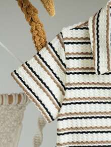 Vintaside Kids Bộ đồ hai mảnh cho bé trai gồm áo sơ mi ngắn tay cổ bẻ kẻ sọc tương phản màu mơ và kaki đen, cùng quần short, thích hợp cho mùa xuân và mùa hè, mang phong cách cổ điển và học thuật. Những đường kẻ sọc tương phản cổ điển và chất liệu vải jacquard có độ dày vừa phải. Các nút cài giúp dễ dàng mặc và cởi. Bộ đồ phù hợp cho các hoạt động hàng ngày như đi học, dạo phố, thư giãn tại nhà, dự tiệc và các sự kiện mùa hè. - Đen và trắng - Xem 8