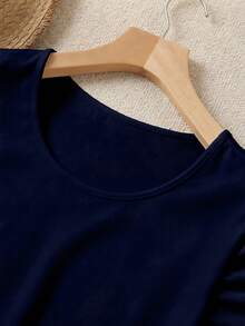 SHEIN LUNE 两件套：加大码纯色荷叶袖上衣和印花短裤，休闲夏季女式两件套。 - 藏蓝色 - 查看 3