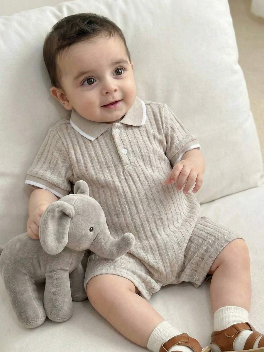 SHEIN 新生儿男女宝宝卡其色纹理柔软针织罗纹 Polo 领短袖半拉链连体衣和宽松短裤套装，休闲可爱百搭风格，适合春夏日常穿着、外出、度假。