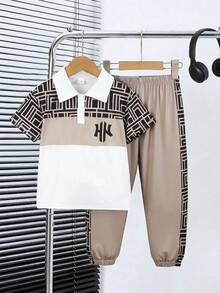 SHEIN Streecool Kids 男童休闲Polo衫套装（2件套），上衣采用撞色拼接设计，并饰有织唛，裤子采用撞色锥形裤腿设计，面料舒适，适合夏秋穿着。 - 彩色 - 查看 3