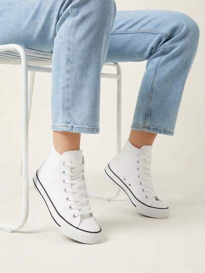 Tenis de lona de caña alta unisex, disponibles en diferentes colores, diseño clásico atemporal inspirado en la moda urbana y juvenil, estructura con corte superior reforzado y costuras contrastantes, puntera de goma blanca, suela vulcanizada antideslizante que ofrece estabilidad, cierre de cordones ajustables que se amolda perfectamente al pie, interior textil suave para confort duradero, ideales para looks casuales, outfits modernos con jeans, shorts, vestidos o faldas durante toda la temporada