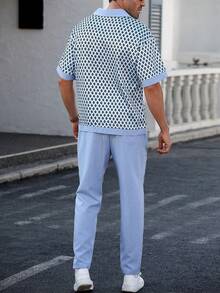 Manfinity Homme Bộ áo sơ mi và quần nam in họa tiết hình học phong cách thường ngày. - Màu xanh nhạt - Xem 2