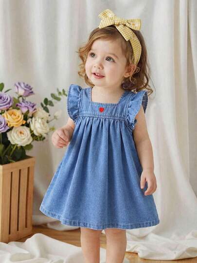 SHEIN Playful Pals 女婴可爱牛仔连衣裙，春夏款，中蓝色牛仔布，荷叶边喇叭袖，心形刺绣设计，A字宽松版型，面料柔软舒适，适合上学、通勤、日常外出穿着。