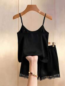 GlowEve CURVE Conjunto de 2 piezas para mujer talla grande, top de camiseta con decoración de perlas y volantes en el bajo, con shorts de encaje y cinturón - Negro - Ver 2
