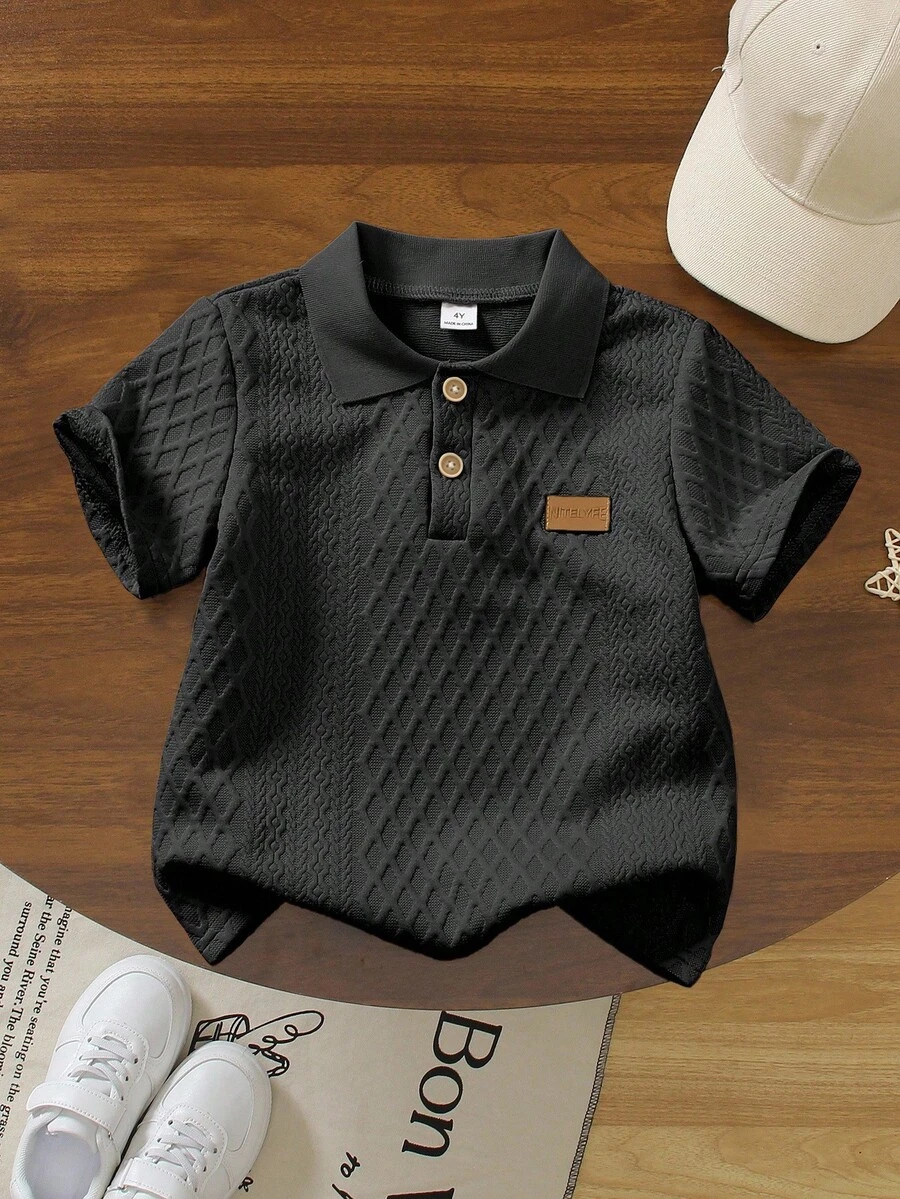 SHEIN Explorewe 一件男童米色 Polo 衫,领口和袖口饰有黑色滚边,增添细节感;表面菱形纹理提升质感;左胸饰有创意“皮革贴片”设计;适合商务休闲、日常通勤、半正式社交活动和学校穿着。 - 黑色 - 查看 1