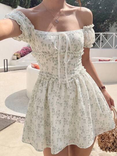 Glamine Charm Vestido mini con hombros descubiertos, mangas con volantes y textura de tela, vestido mini con hombros descubiertos y estampado floral verde, vestido con mangas abullonadas estilo cottagecore, vestido mini para el brunch de Pascua, vestido floral estético de base blanca y flores verdes, vestido floral romántico de flores pequeñas, conjunto para vacaciones de primavera, vestido bohemio para el festival de Coachella, conjunto para picnic primaveral, vestido para reunión familiar de Pascua, vestido con volantes y mangas abullonadas estilo cottagecore, vestido de granja, vestido de lechera, vestido de estilo francés, vestido cottagecore