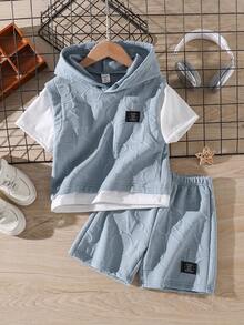 SHEIN Genkimix Kids Bộ đồ hè 2 món cho bé trai, gồm áo thun ngắn tay có mũ trùm đầu bằng vải dệt họa tiết và quần short phối màu tương phản, thiết kế thể thao phù hợp cho mặc hàng ngày, đi nghỉ mát, chơi thể thao, đi học, nghỉ lễ. - Màu xanh nhạt - Xem 3