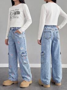 SHEIN Pantalon cargo en jean à jambes larges pour préadolescentes, mode de rue douce et cool, style casual sportif recommandé pour l'école, les sorties, les rencontres, les fêtes, les vacances. Noir avec cœur rose et impression anglaise, design à poches latérales, jean à jambes larges polyvalent à poches multiples convenant pour toute l'année - Jean brut - Voir 3