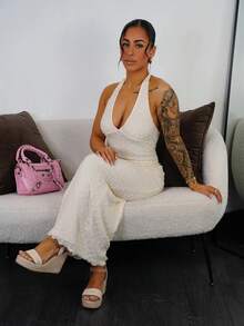 SAYEHFBABY Nouvelle robe maxi ajustée texturée avec taille resserrée et col en V romantique pour le printemps/l'été. Look élégant pour un rendez-vous galant - Nude - Voir 4