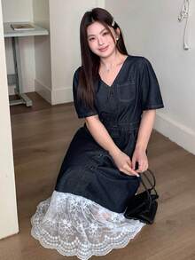 Dazy Plus V领深蓝色短袖撞色蕾丝优雅长款休闲牛仔连衣裙，春夏款 - 深色水洗藍 - 查看 5