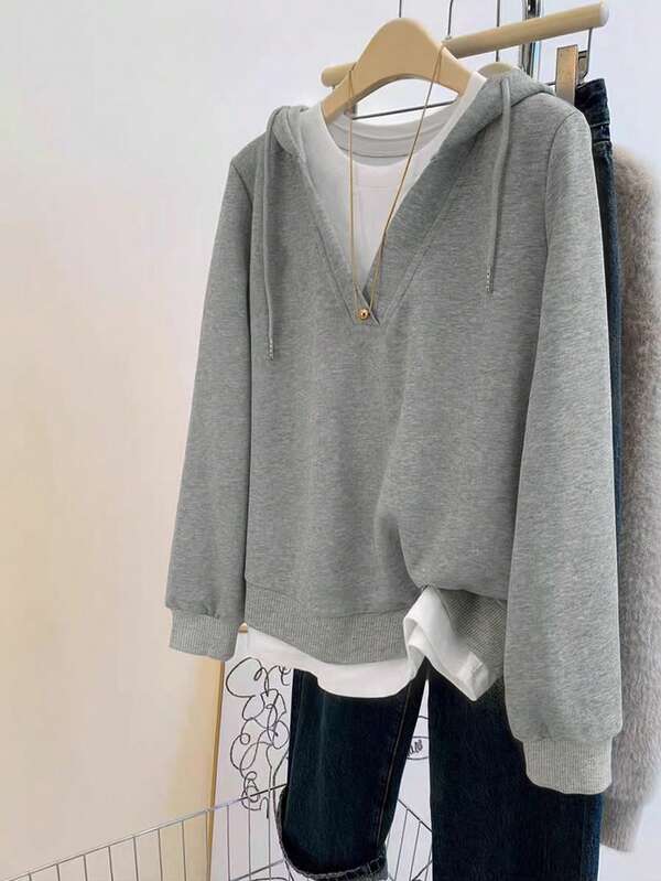 Airaco プラスサイズ レディース カジュアル アメリカンスタイル 2in1 フード付き 長袖 パッチワーク リブ ホワイト グレー コントラストカラー ルーズ スウェットシャツ、スポーツカジュアル 2in1 コントラストカラー 多用途 スウェットシャツ トップス、ストリート、ウォーキング、スポーツウェアに適しています